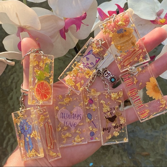 PACK OF 3 Mystery Bundle of Pop Art Resin Keychains - Picture 16 of 16